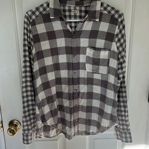 Women’s Hollister Button Down Plaid Flannel Top. Medium. Like New.